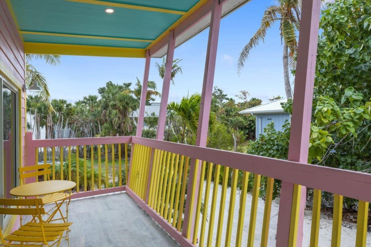 Charming Suite With Balcony And Bikes At Historic Sandpiper Inn Sanibel Exterior photo