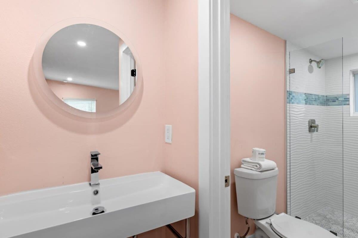 Charming Suite With Balcony And Bikes At Historic Sandpiper Inn Sanibel Exterior photo