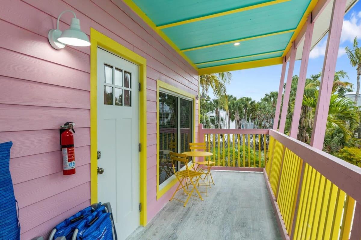 Charming Suite With Balcony And Bikes At Historic Sandpiper Inn Sanibel Exterior photo