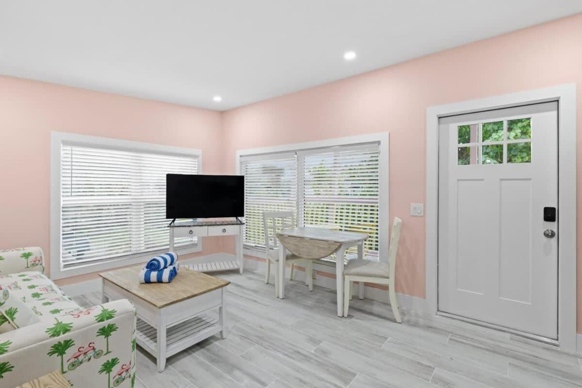 Charming Suite With Balcony And Bikes At Historic Sandpiper Inn Sanibel Exterior photo