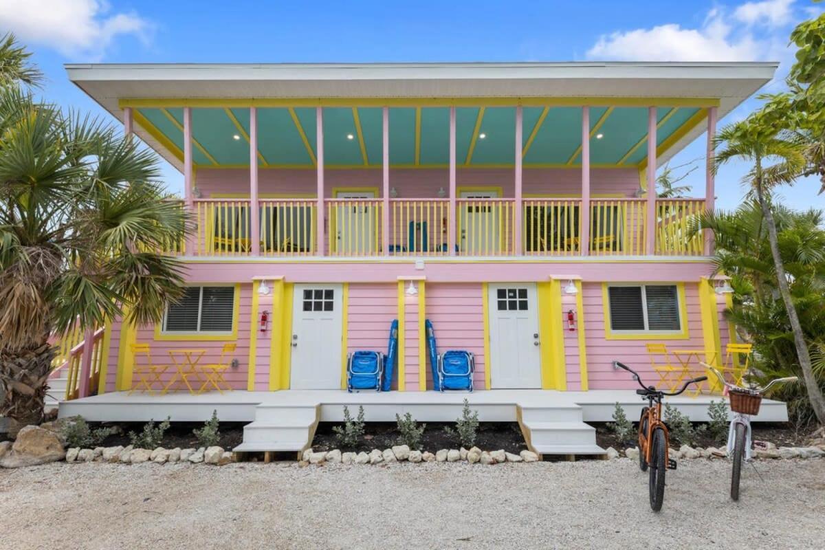 Charming Suite With Balcony And Bikes At Historic Sandpiper Inn Sanibel Exterior photo