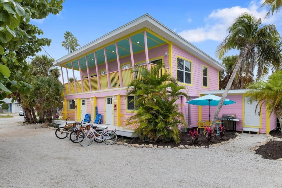 Charming Suite With Balcony And Bikes At Historic Sandpiper Inn Sanibel Exterior photo