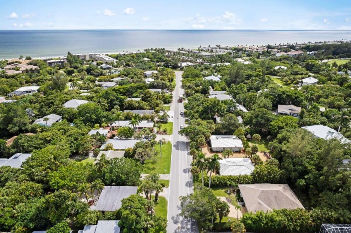 Charming Suite With Balcony And Bikes At Historic Sandpiper Inn Sanibel Exterior photo