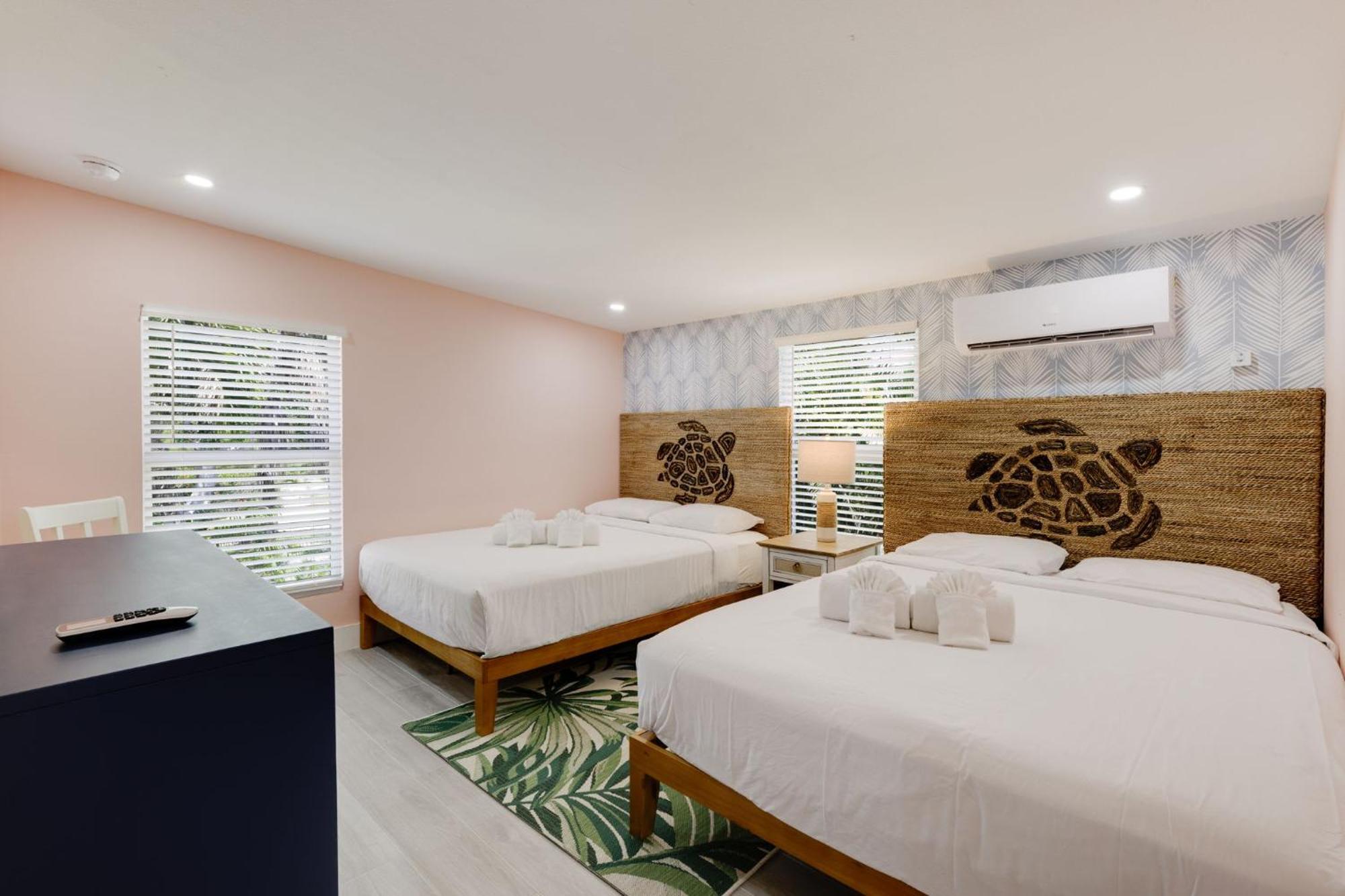 Charming Suite With Balcony And Bikes At Historic Sandpiper Inn Sanibel Exterior photo