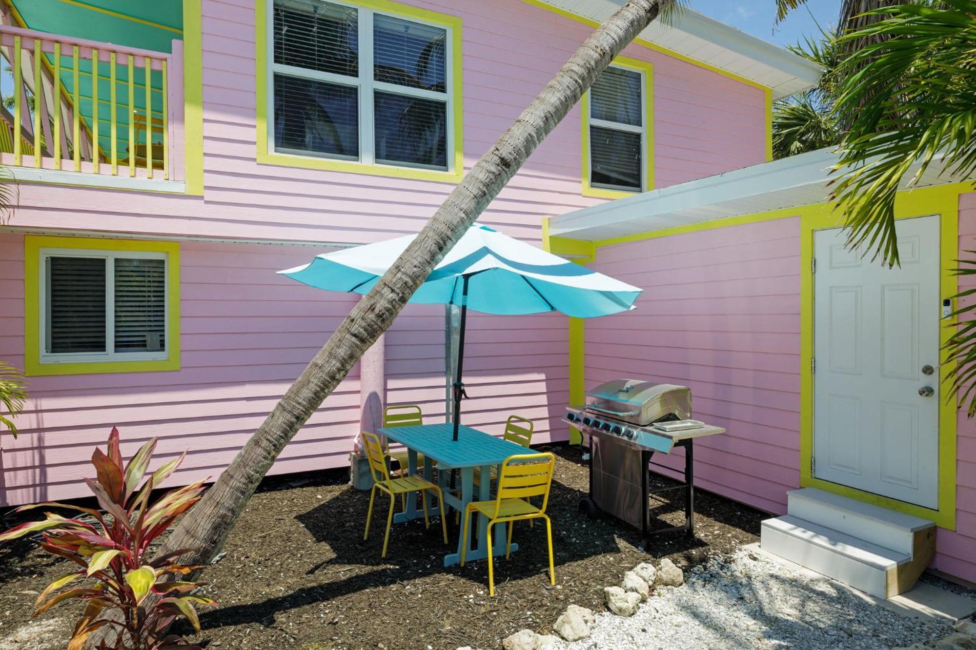 Charming Suite With Balcony And Bikes At Historic Sandpiper Inn Sanibel Exterior photo