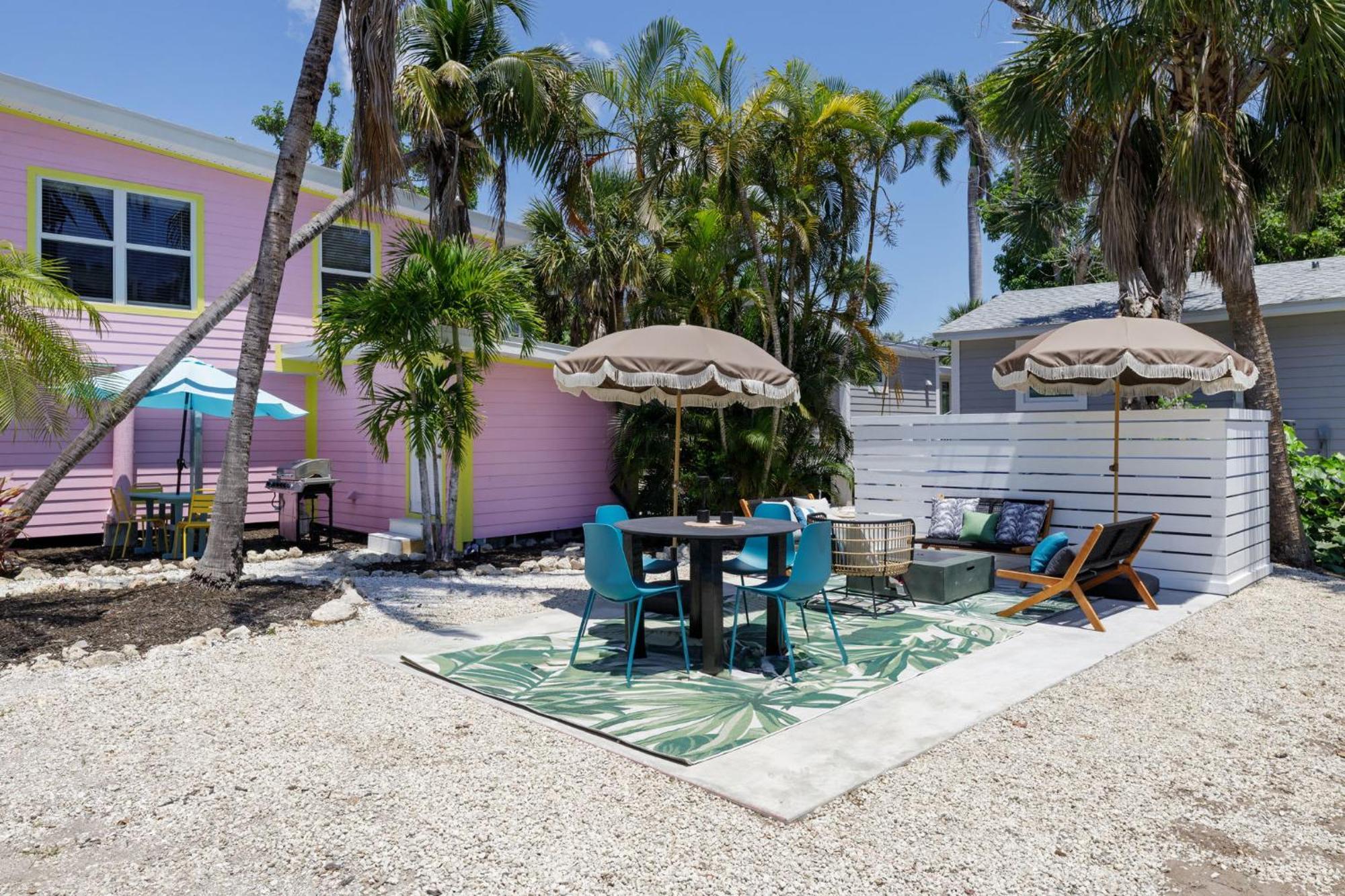 Charming Suite With Balcony And Bikes At Historic Sandpiper Inn Sanibel Exterior photo